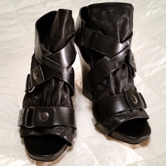 Black Dolce Vita Shoes with Dust Bags & Box - Picture 2 of 4